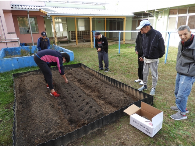 穴をプスっとあけまして