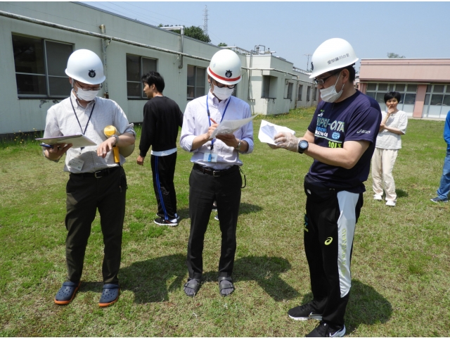 グラウンドへ避難、点呼よし！！