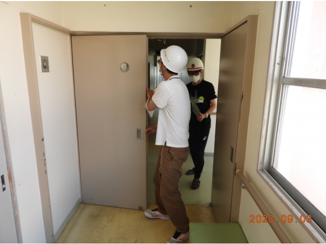 防火戸を閉鎖します