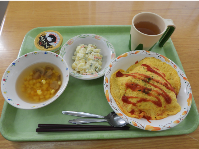 【メニュー】オムライス、スープ、サラダ、コーヒーゼリー