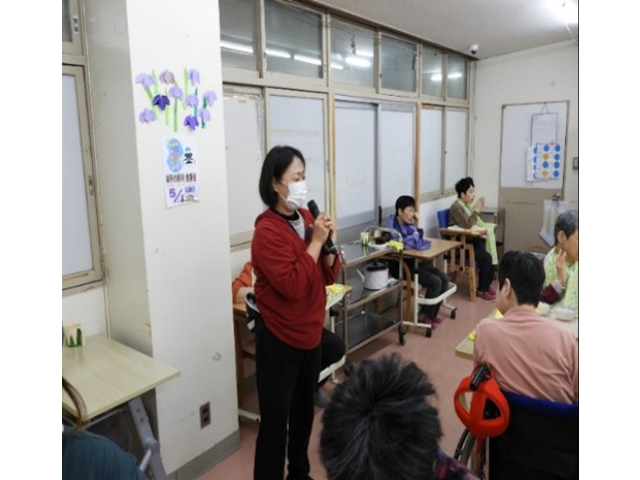 ウン十年前、ともに若い時代を過ごした利用者様も所長も健康第一なお年頃に。端午の節句です、子どもでなくても健康祈願です、それでいいんです