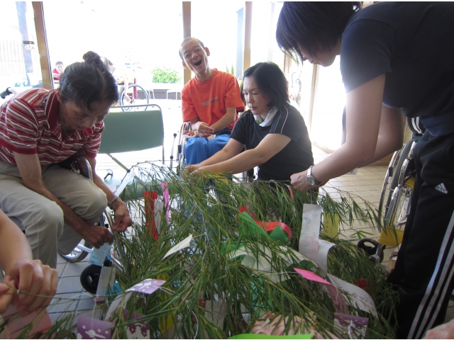 職員と利用者さんの共同作業