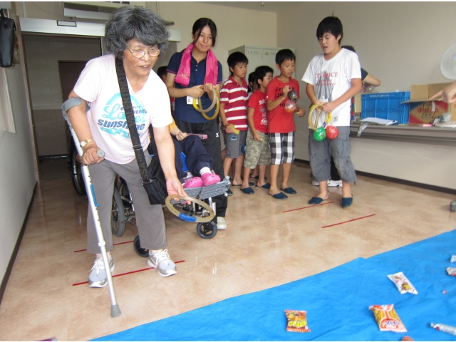 利用者さんと子供会の輪投げ対決!!