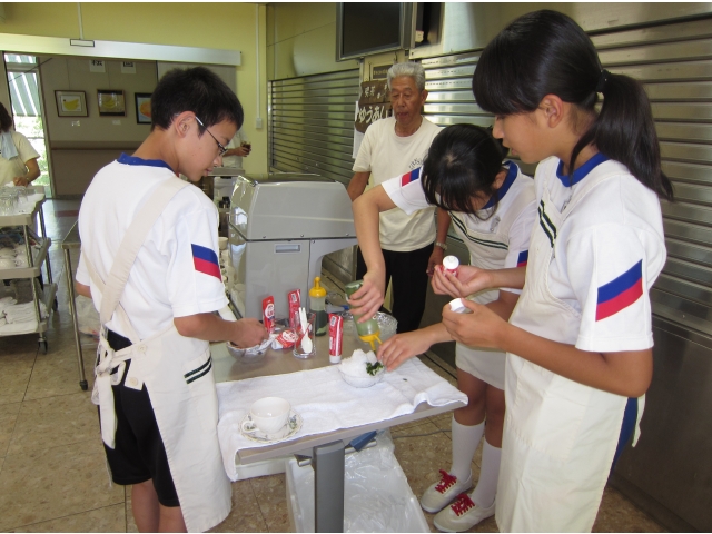 喫茶にて協力して作ったかき氷は大人気