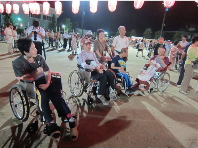 夜店に花火、歌謡ショ－と盛り沢山だな~楽しみ。