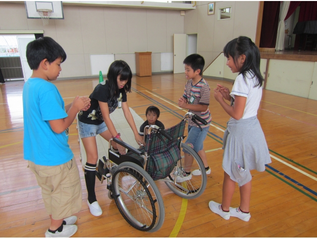 車椅子が閉じている状態から乗り降りの体験