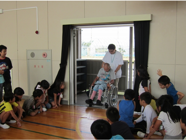 実際にある段差でお手本!みんな興味津々でした