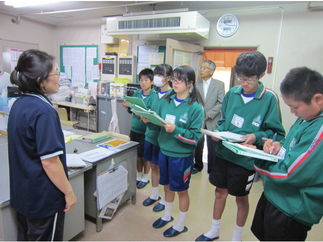 みんな真剣に聞き取り調査を行っています。