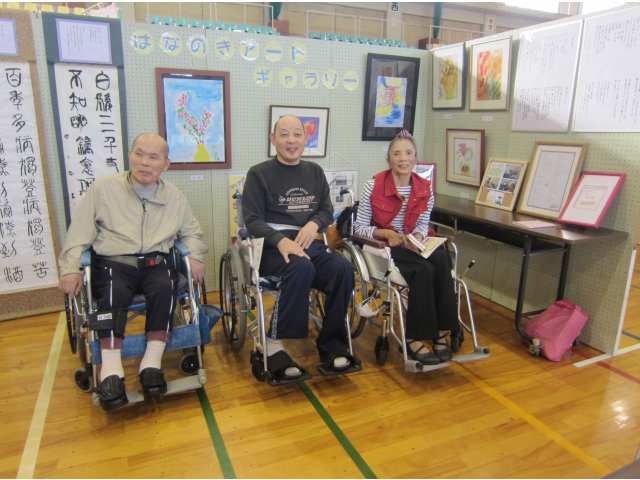 ｢自分の作品｣の前でパチリ!!