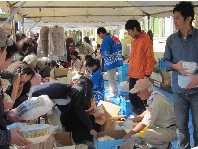 バザーは国際医学の学生さん、ボーイスカウトのみなさんの協力でした。