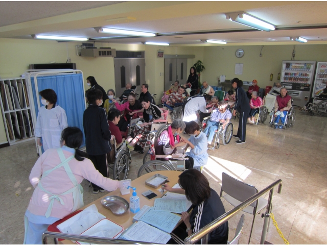 接種前の問診、検温です