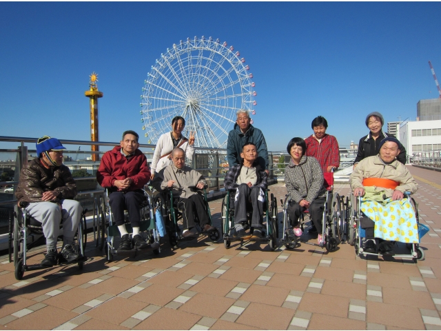 観覧車の前で記念撮影。「良い天気」