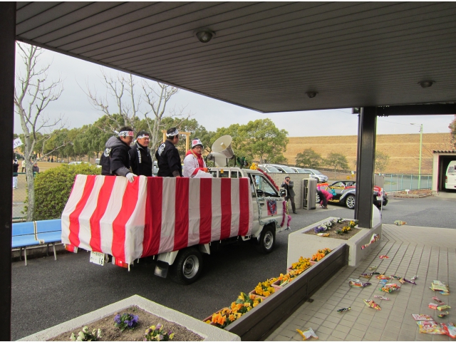 オープンカーが先導し厄年達が菓子を撒きます