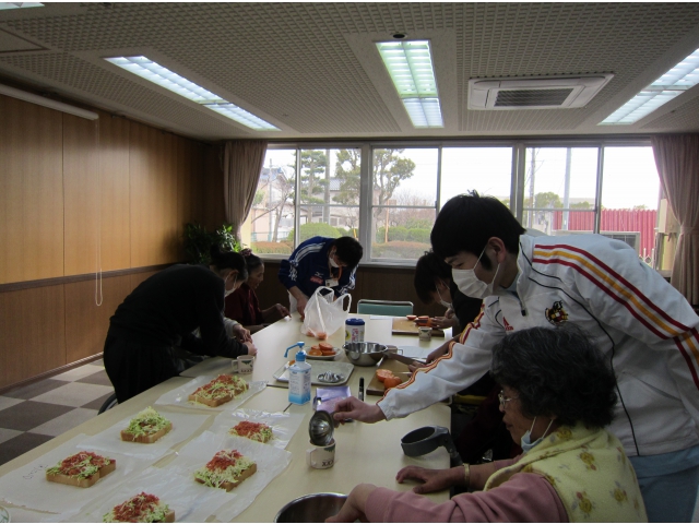 ピザトーストが焼けるまで、みかんをしぼって待ちます。