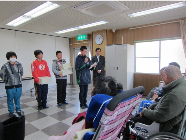 牧川小学校児童会による贈呈式