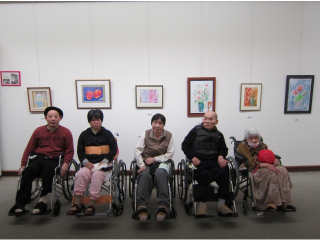 自分たちの作品を前に記念撮影