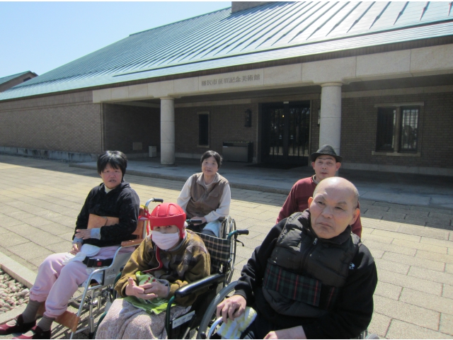 荻須美術館前にて