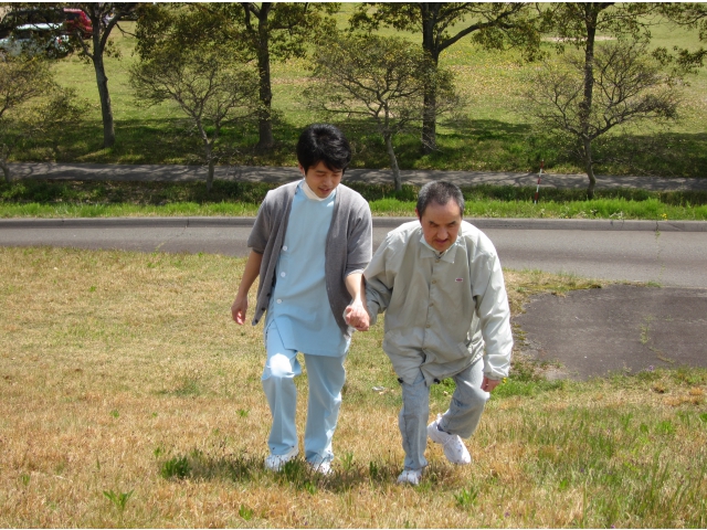 木曽川堤の中段まで登ります。
