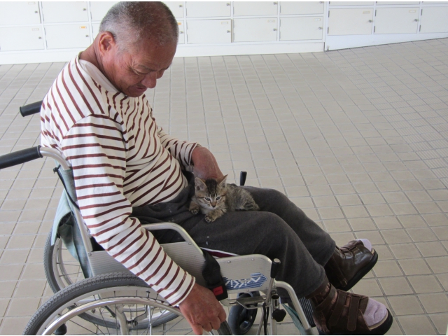 利用者さんの膝の上でまったりしていました