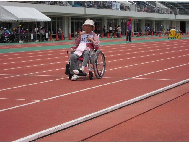 車いす50m身体2部。安定した走りです。