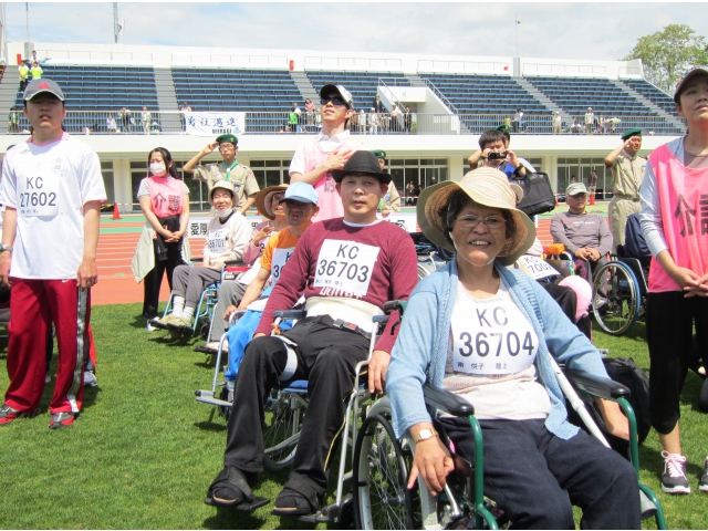 開会式で国歌斉唱。