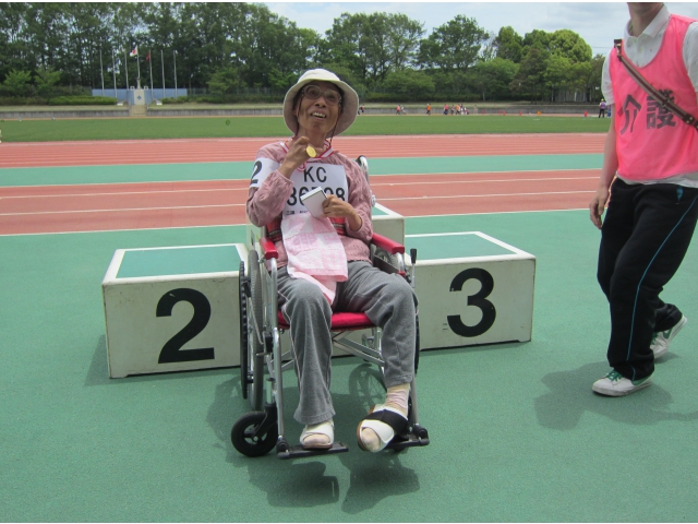 表彰台の前でゴールドメダル!!