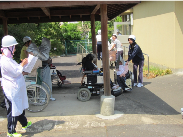 利用者さんを避難誘導します。