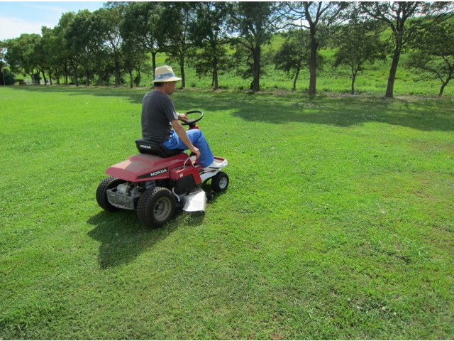スエナガ氏の愛車フェラーリ……ではなくて、草刈り車。