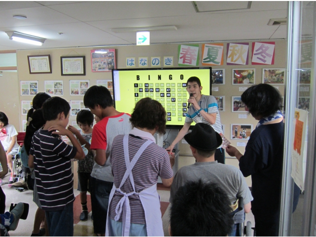利用者さんと子供会で「BINGO」ゲーム!