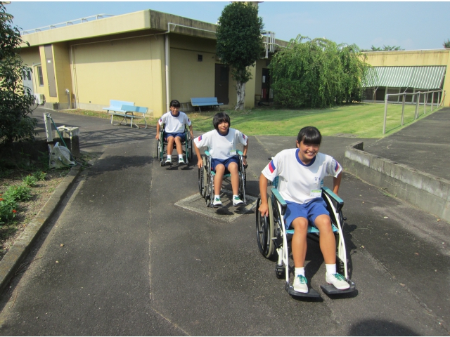車いす体験スタート！！