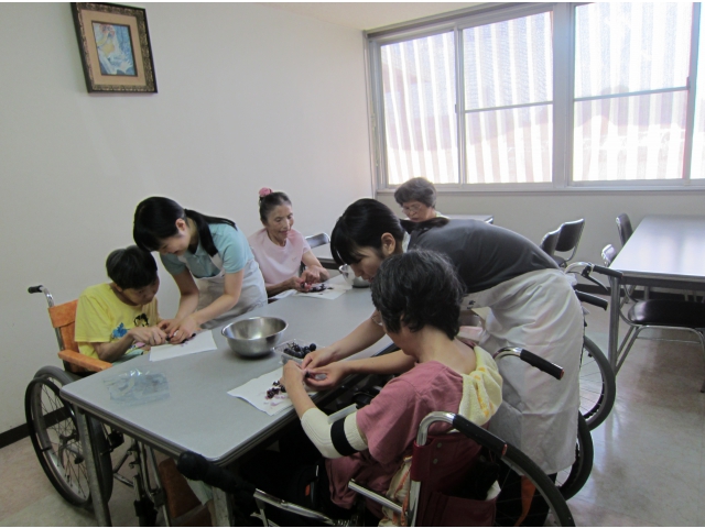 一生懸命巨峰の皮を剥いています