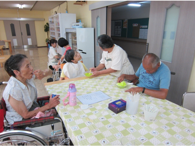 この味、メロン？抹茶？
実は……黄緑色ですが「ラムネ」です。