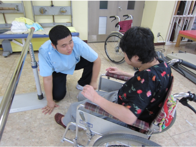 装具の着脱支援。歩行訓練!