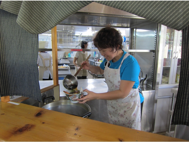 屋台でおつゆをはって提供します