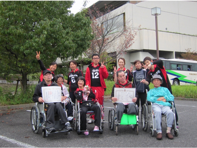 名東スポーツセンターの前で