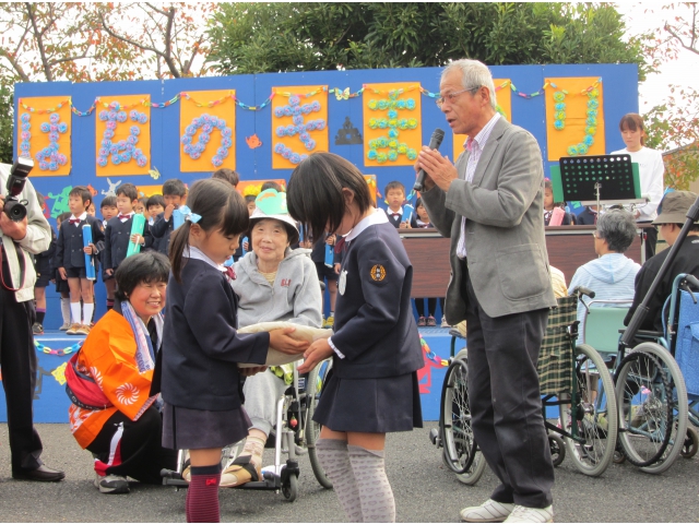 祖父江幼稚園からの餅の贈呈。