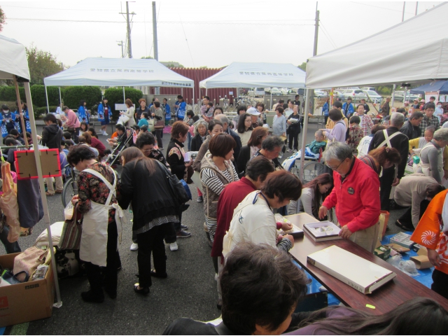 バザー、沢山の人が来場してくれました。
