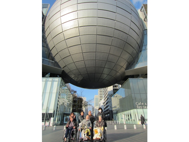 シンボルマークの前で記念撮影