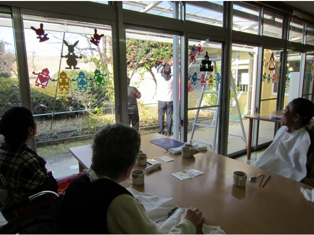 「何をしているの
かしら……？」