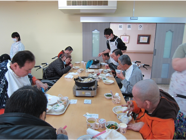 皆で鍋を囲みました