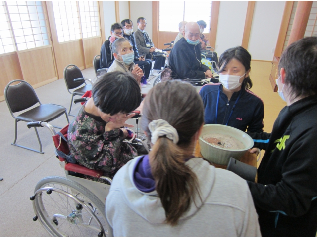 焼香は職員が介助して