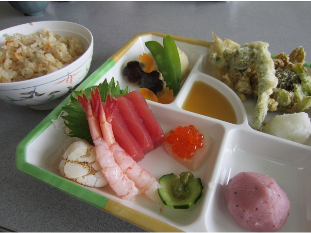 調理師さん力作の花見弁当です。