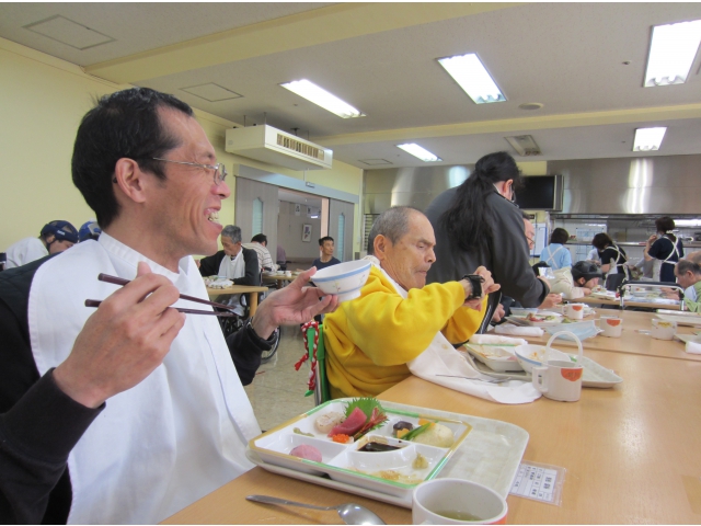 笑顔の利用者様。美味しそうです。
