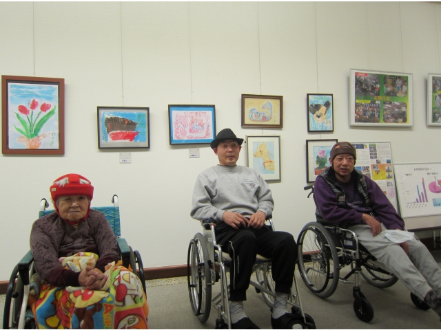 自らの作品の前で