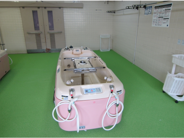 機械浴室の床がライトグリーンに一新しました