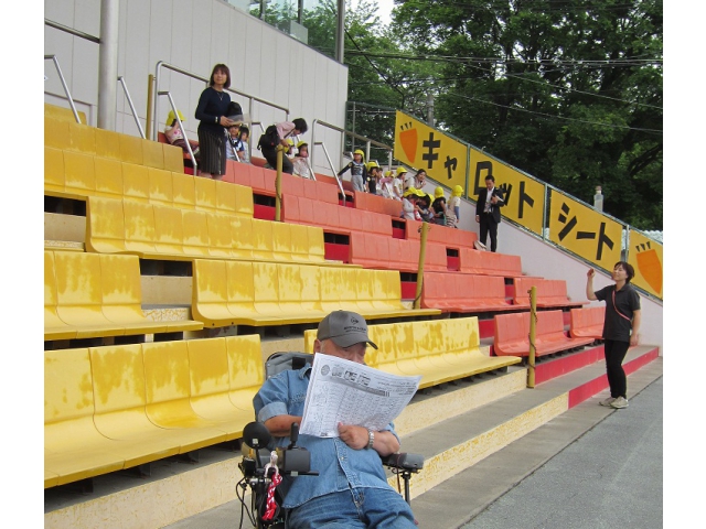 利用者と、競馬新聞と、園児たち。