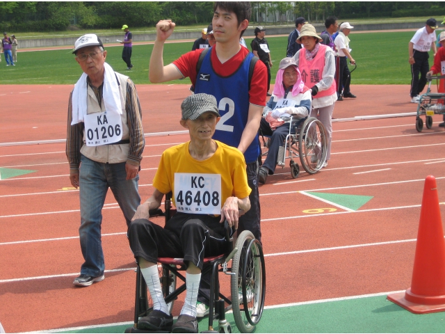 ソフトボール投げ。選手も応援に気合が入ります。