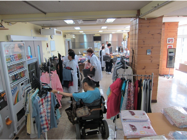 夏服の衣料売店