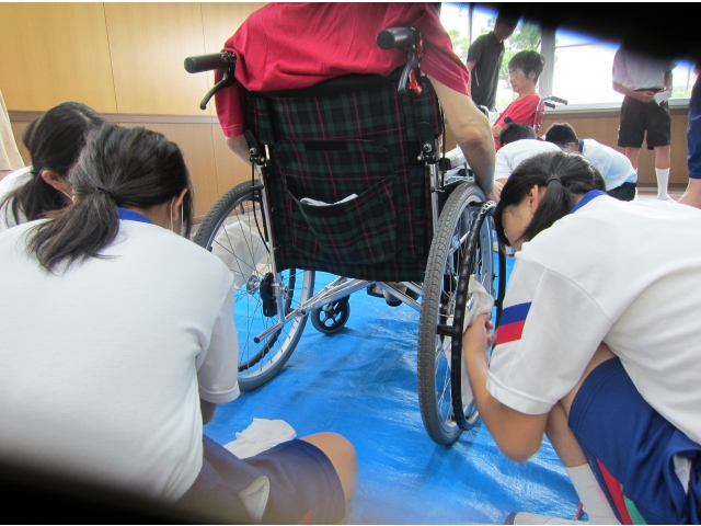 タイヤのスポーク、ハンドリムまでピカピカに