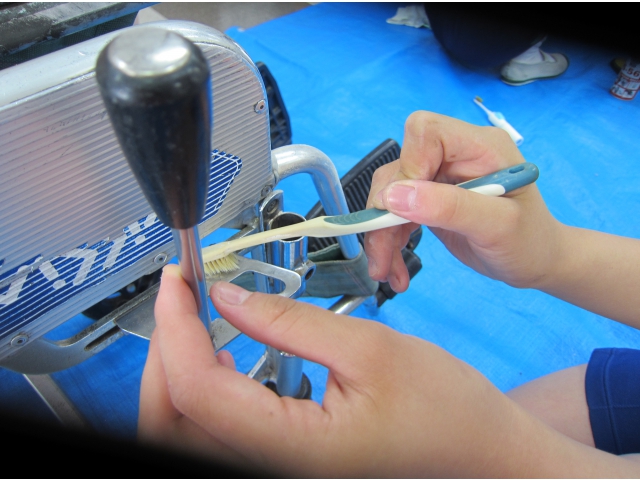 ブレーキがかかるレバーの隅々まで汚れとり